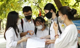 Thí sinh thi đợt 1 trao đổi về bài làm sau khi thi xong môn Địa lý sáng 10/8Ảnh: Như Ý