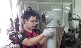 Một thành viên dự án tham gia việc lắp ghép robot 6 bậc tự do. Ảnh: TS Ðỗ Trần Thắng cung cấp