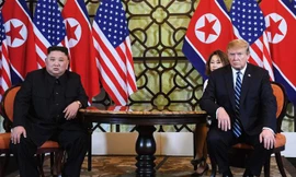 Tổng thống Mỹ Donald Trump (phải) và Chủ tịch Triều Tiên Kim Jong - un trong cuộc gặp riêng tại Hội nghị thượng đỉnh Mỹ - Triều lần hai ở Hà Nội ngày 28/2/2019 ảnh: AFP/TTXVN