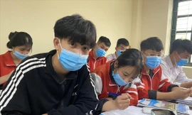 Học sinh THPT đeo khẩu trang khi quay lại trường học