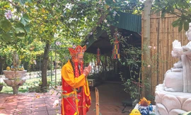 Ông Sinh chuẩn bị làm lễ cầu siêu cho các con vật xấu số