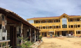 Những dãy trường lớp khang trang được xây dựng bên cạnh di tích trường đá làng Bản Hẻo năm xưa 