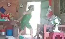 Nhiều người không dám xem clip mẹ hành hạ bà do cháu ngoại ghi lại... 