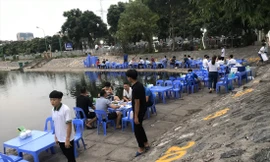 Quán bia lấn xuống lòng hồ Rùa (Phương Liệt, Thanh Xuân) ngày 20/7