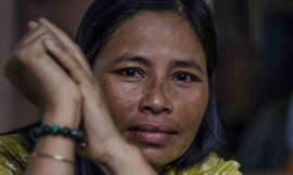 Chị Hiền với những chiếc vòng mà theo chị báo hiệu định mệnh Ảnh: Văn Chương 