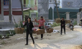 Tiểu thương buôn bán ở vùng biên Đàm Thủy (Trùng Khánh, Cao Bằng) Ảnh: TRƯỜNG PHONG