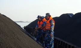 Lực lượng Cảnh sát biển bắt giữ sà lan chở than không có hóa đơn, chứng từ 