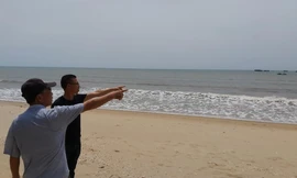 Theo ước tính của người dân việc khai thác cát khiến nước biển đã ăn sâu vào bờ 40-50m, chiều dài khoảng 3km 