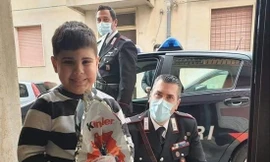 Cảnh sát ở Sicillia tặng quà là trứng Phục Sinh cho các bé ở nhà