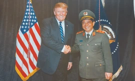 Trung tướng Đoàn Duy Khương chụp ảnh lưu niệm cùng Tổng thống Mỹ Donald Trump