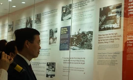 Ủy viên Bộ Chính trị, Trưởng Ban Tuyên giáo Trung ương Võ Văn Thưởng và đại biểu tham quan trưng bày về chặng đường 90 năm thành lập Đảng Ảnh: KỲ SƠN