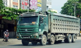 Xe tải có dấu hiệu quá khổ, cơi nới thành thùng hoạt động tấp nập qua thị trấn Xuân Mai (Hà Nội) Ảnh: Ngọc An 