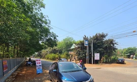 Quanh khu vực quy hoạch sân bay Hớn Quản chỉ còn vài người ngồi đường bán đất Ảnh: Hương Chi