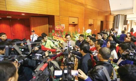 Ông Cấn Văn Nghĩa nhận được sự quan tâm đặc biệt của báo giới sau khi trúng cử vị trí Phó Chủ tịch phụ trách tài chính VFF khóa 8 Ảnh: VSI