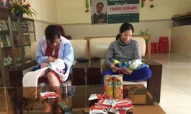 Những phận đời lầm lỡ vui mừng nhận thiên chức làm mẹ. Ảnh tư liệu Mái Ấm