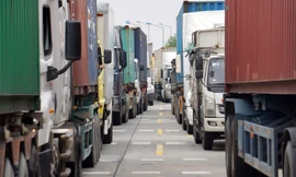 Hàng trăm xe tải, container xếp hàng trên cao tốc Hà Nội - Hải Phòng để khai báo y tế Ảnh: Nguyễn Hoàn