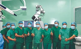 Cả ê kíp phẫu thuật vui mừng sau khi ca mổ đầu tiên bằng robot Modus V Synaptive thành công. Ảnh: Bệnh viện Nhân dân 115 