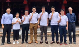 PGS. Lê Anh Vinh (bên trái), thầy Lê Bá Khánh Trình (bên phải) cùng 6 thành viên của đội tuyển IMO Việt Nam . Ảnh: PGS. Lê Anh Vinh cung cấp 