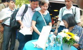 Nguyễn Ngọc Tư ký tặng sách cho độc giả