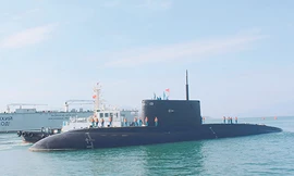 Tàu ngầm chuẩn bị cập cảng sau chuyến đi biển đầu năm 2021