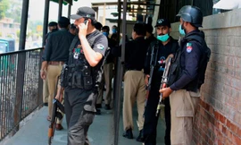 Cảnh sát tập trung tại một cổng vào của tòa án sau vụ giết Tahir Shamim Ahmad, ngày 29/7