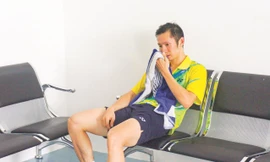 Tiến Minh chịu trận sau thất bại đau đớn ở bán kết đơn nam cầu lông SEA Games 2013 mà không có lãnh đạo nào của ngành TDTT động viên, chia sẻ ảnh: VSI