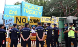 Người biểu tình ở Seoul ngày 17/12 kêu gọi Mỹ dỡ bỏ các biện pháp trừng phạt Triều Tiên Ảnh: EPA