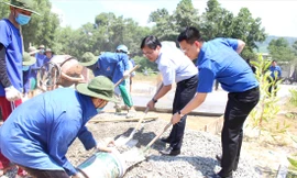 Anh Nguyễn Anh Tuấn, Bí thư thường trực T.Ư Đoàn, Chủ tịch T.Ư Hội LHTN Việt Nam (thứ 2, từ phải qua) cùng các bạn tình nguyện viên đổ đường bê tông tại xã Hòa Nhơn, huyện Hòa Vang, Đà Nẵng ẢNH: Giang Thanh 