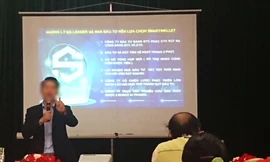 Cảnh “hội nghị khách hàng” gọi vốn cho dự án Smartwallet (ảnh lớn); Thành viên dự án S. thuyết phục khách hàng rót tiền (ảnh nhỏ)