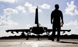 Một lính Anh tại căn cứ quân sự Akrotiri, Cyprus Ảnh: Bloomberg 