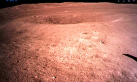 Bức ảnh chụp cận cảnh bề mặt nửa kia của Mặt trăng mà tàu Hằng Nga-4 gửi về Ảnh: Tân Hoa Xã 