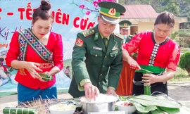 Hội viên Hội Phụ nữ tỉnh Sơn La và cán bộ Đồn Biên phòng Mường Lạn gói bánh chưng tặng người nghèo trên địa bàn ẢNH: BĐBP