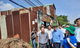 Bí thư Thành ủy TPHCM Nguyễn Thiện Nhân thị sát tại huyện Bình Chánh về tình trạng xây dựng trái phép 