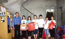 Anh Nghĩa và học sinh ở thư viện sách tại nhà 