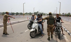An ninh Ấn Độ tại một địa điểm kiểm tra ở Jammu, tháng ngày 5/8/2019 Ảnh: Reuters 