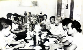 Nhà thơ Vũ Đình Liên (thứ ba bìa phải) trò chuyện với văn nghệ sĩ Nghĩa Bình năm 1988 (Tác giả ngồi cuối, cùng hàng)