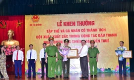 Bộ trưởng Bộ Tài chính Đinh Tiến Dũng và Thứ trưởng Bộ Công an Nguyễn Duy Ngọc trao tặng bằng khen của Bộ Tài chính cho các tập thể, cá nhân của Cục Thuế và Công an tỉnh Phú Thọ sau thành tích triệt phá vụ mua bán hóa đơn tại Junma 