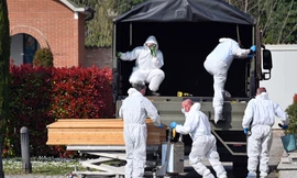 Các quan tài chứa thi thể người chết vì Covid-19 được vận chuyển bằng xe tải quân sự ở TP Bergamo, Ý, ngày 21/3ảnh: AP 