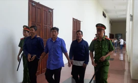 Nguyên CSGT Nguyễn Cảnh Chân (giữa) đến phiên xử phúc thẩm Ảnh: Tân Châu