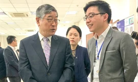 Anh Đặng Xuân Trường (ngoài cùng bên phải) giới thiệu về mô hình rau thủy canh ứng dụng công nghệ cao Ảnh: NVCC