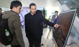 Phó Đại sứ Doron Lebovich giới thiệu về hệ thống tưới nhỏ giọt của đất nước ông với bạn trẻ Đà Nẵng Ảnh: Thanh Trần