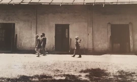 Áp tải phi công Mỹ trong trại giam mang tên ĐỒN ĐIỀN