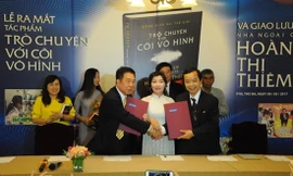 Bà Thiêm (giữa) trong lần ra mắt sách Trò chuyện với cõi vô hình năm 2017 tại TPHCM 