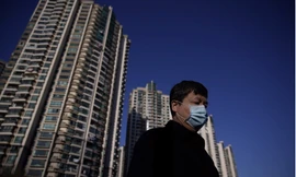 Một người đeo khẩu trang trên đường phố Thượng Hảiảnh: Reuters