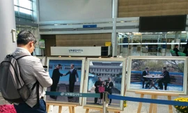 Khách du lịch trước những tấm ảnh lãnh đạo hai miền Triều Tiên gặp nhau hồi tháng 9 vừa qua (X.T)