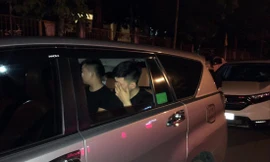 Các đối tượng người Trung Quốc nhập cảnh trái phép tại cơ quan công an (ảnh lớn); Cảnh sát bắt quả tang đối tượng môi giới đưa dẫn người nhập cảnh trái phép (ảnh nhỏ) Ảnh: Nguyễn Hoàn 