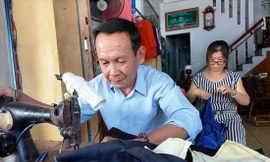 Vợ chồng anh Dương, chị Mai cần mẫn với công việc của mình 