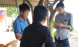 Anh Trương Mạnh Quân (áo đen) kể về cuộc vượt thoát từ Anh trở về 