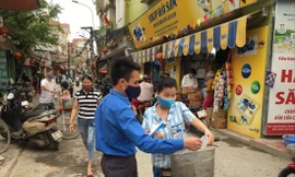 Trưởng thôn Phúc Am Phùng Quyết Thắng tặng khẩu trang, phát tờ rơi tuyên truyền phòng chống dịch COVID -19Ảnh: NVCC