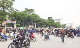 Những người tự nhận là CĐV dàn xe trước trụ sở VFF, gây ách tắc giao thông, tạo áp lực để VFF bán vé Ảnh: H.M 